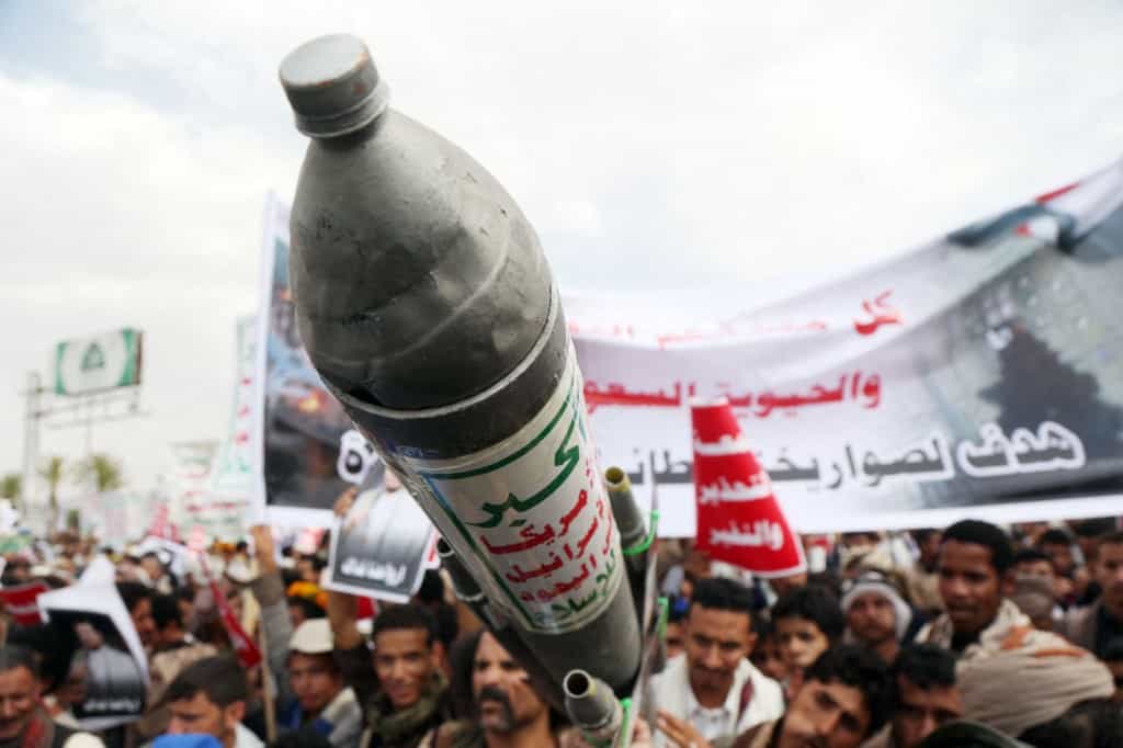 جمعین تظاهرکننده طرفدار حوثیهای یمن نمادی از یک موشک را در دست گرفتهاند که روی آن علیه آمریکا و اسرائیل شعاری نوشته شده است.