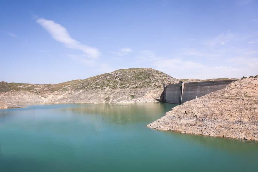 تصویری از سد طُرُق مشهد با آب کم
