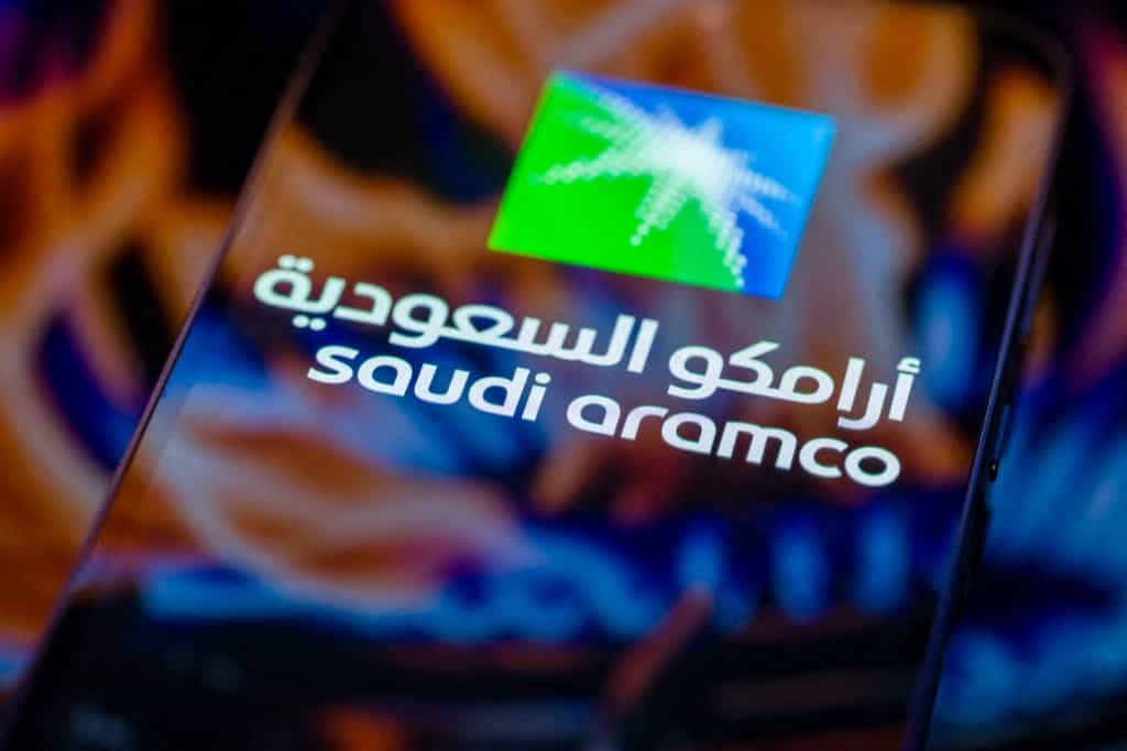 در این تصویر، لوگوی شرکت «سعودی آرامکو» بر روی صفحه نمایش یک تلفن همراه دیده می‌شود.