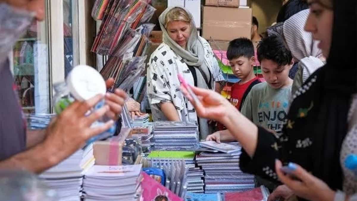 چند مادر و بچه در حال دیدن لوازم التحریر