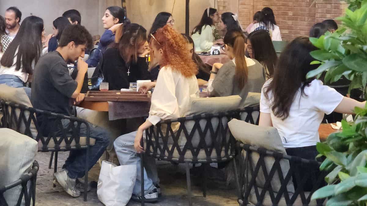 نمایی از چند نفر در یکی از کافه های تهران