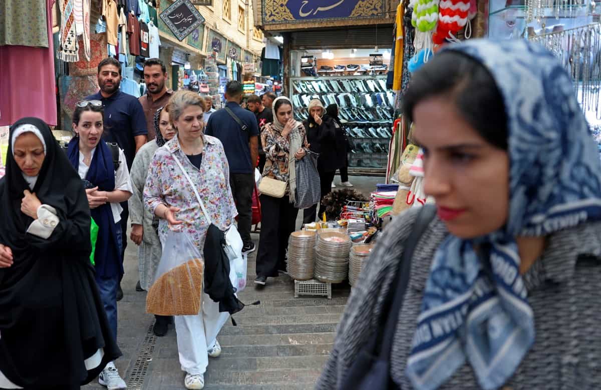 تصویری از بازار تجریش تهران. در تصویر زنان با پوشش اختیاری (بیحجاب و با حجاب) دیده میشوند. آنها ساکهای خرید در دست دارند.