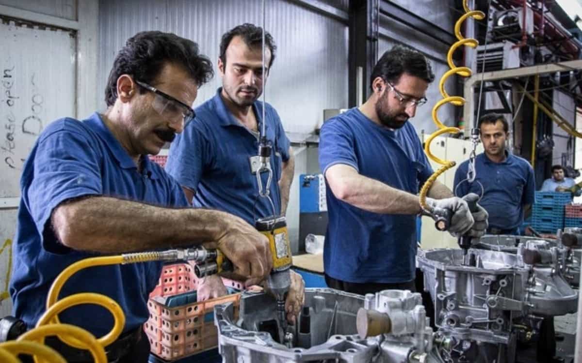 چند کارگر در کارخانه مشغول کار