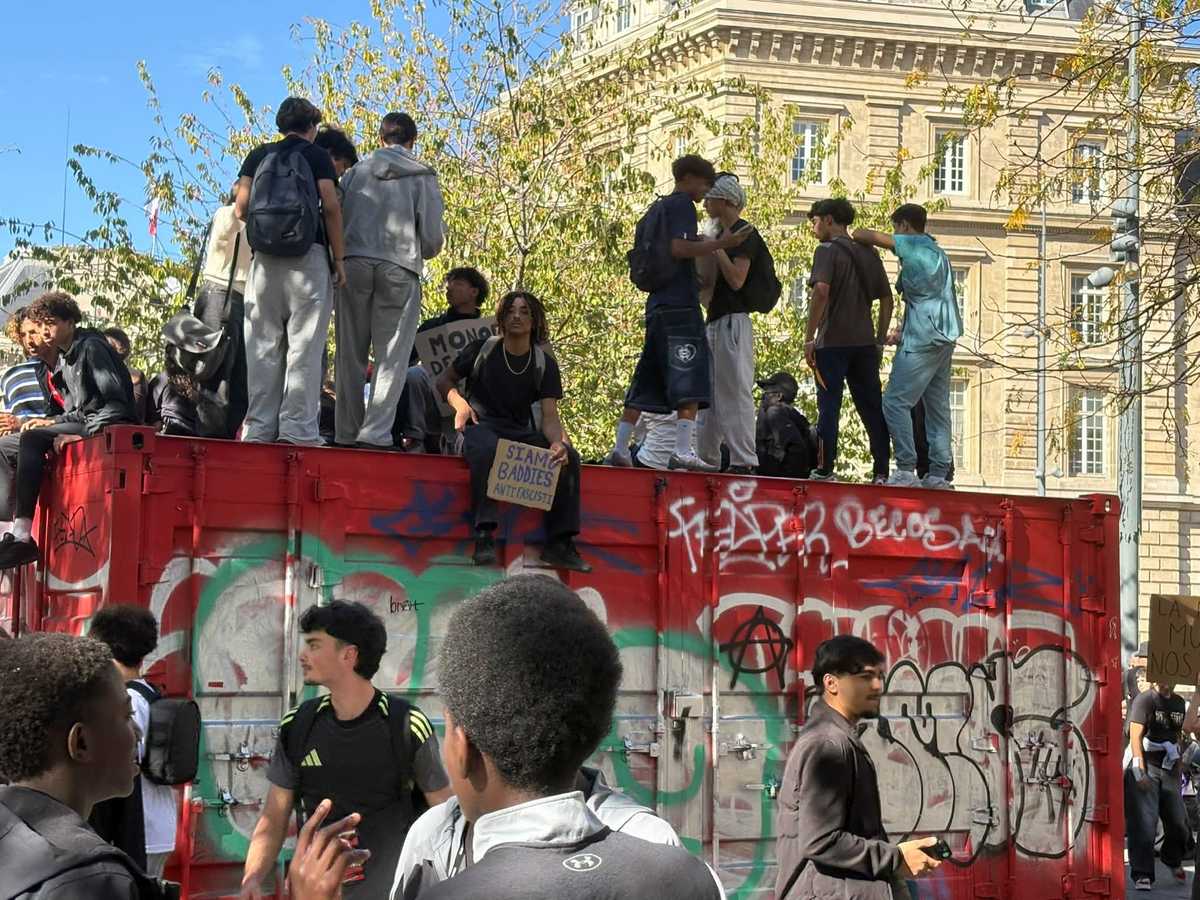 جنبش اعتراضی دانش‌آموزان و دانشجویان فرانسه علیه کمبود معلم، نابرابری آموزشی و فرسودگی مدارس، با هزاران بازداشت و مجروحیت شدید نوجوانان روبه‌رو شده است