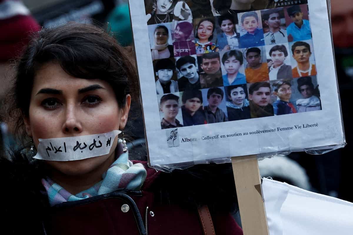 یکی از شرکتکنندگان در راهپیمایی سکوت در پاریس، در ۳۱ ژانویه ۲۰۲۶، برچسبی با عبارت «نه به اعدام» بر دهان خود چسبانده و در کنار تصاویری از قربانیان احتمالی سرکوبها ایستاده است. این راهپیمایی در اعتراض به سرکوب مرگبار معترضان ضدحکومتی در ایران از سوی جمهوری اسلامی برگزار شد.