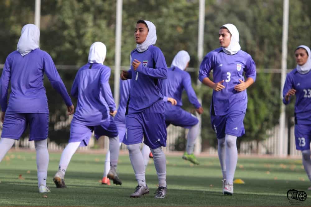 چند تن از بازیکنان زن در حال گرم کردن خود هستند.