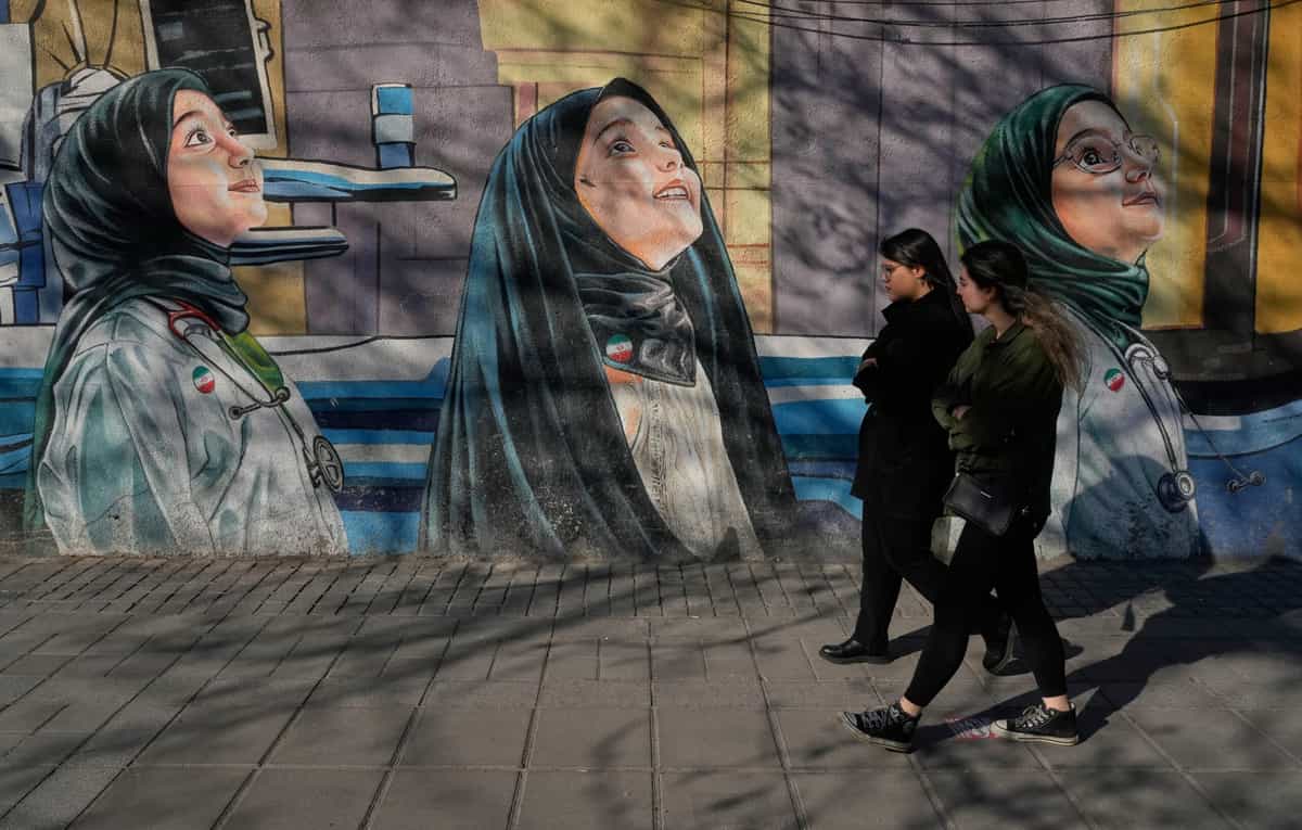 دیوارنگارهای با تصویر زنان کادر درمان در تهران؛ بازنمایی زنان در دیوارنگارههای شهری اغلب بر نقشهای مراقبتی و خانوادگی متمرکز است.