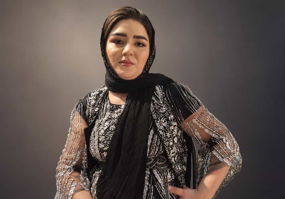 مریم یارمحمدی، ۲۸ ساله و مادر دو فرزند، که بنا بر گزارش‌های رسانه‌ای در قشم به دست برادرش به قتل رسید. عکس با تغییر پس‌زمینه تنظیم شده است.