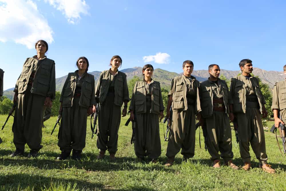 شماری از اعضای حزب کارگران کردستان (پ‌ک‌ک) با سلاح‌هایی در دست ایستاده‌اند.