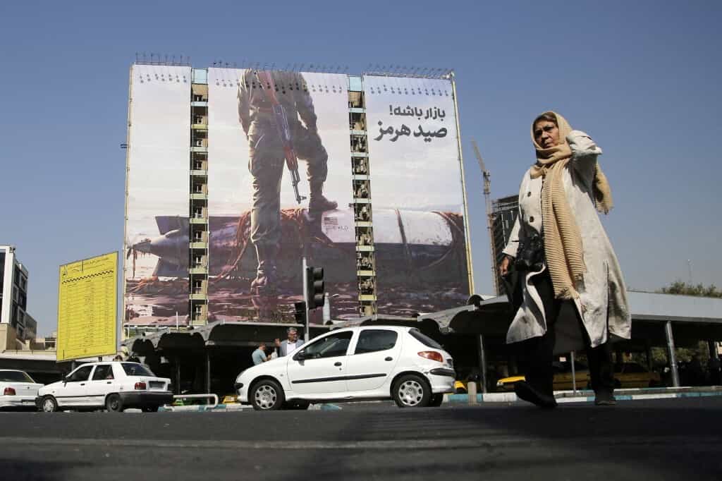 تهران، ایران - ۲۸ سپتامبر: یک بیلبورد بزرگ در میدان ونک در مرکز تهران که تصویر یکی از اعضای مسلح سپاه پاسداران انقلاب اسلامی ایران را نشان می‌دهد؛ او در حالی که یک پای خود را بر روی یک شناور زیرسطحی خودکار (AUV) آمریکایی مدل «ریموس ۶۰۰» (REMUS 600) قرار داده، ایستاده است