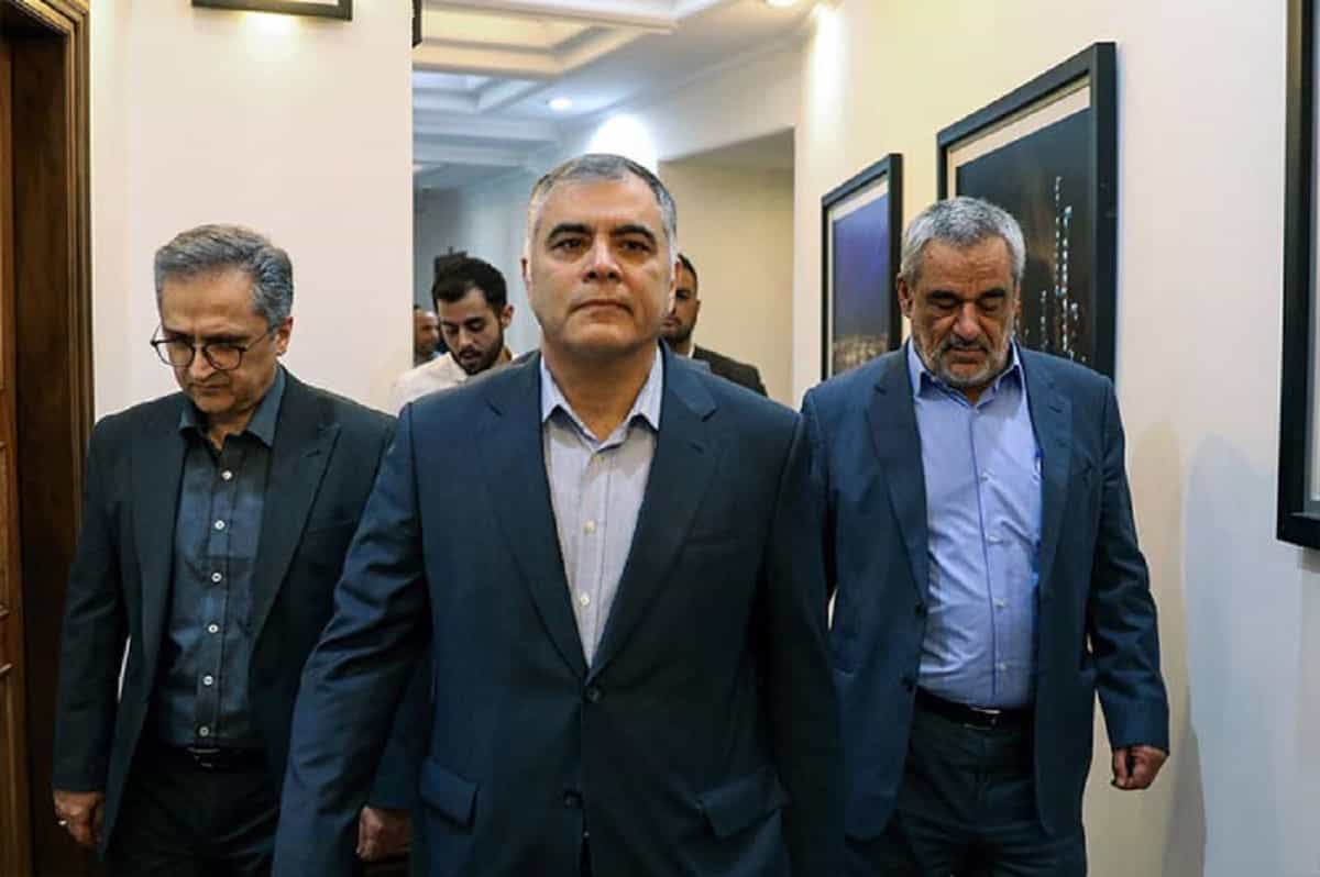 محسن پاک‌نژاد و حمید بورد در وزارت نفت بودند. بورد بر صندلی پاکنژاد نشست