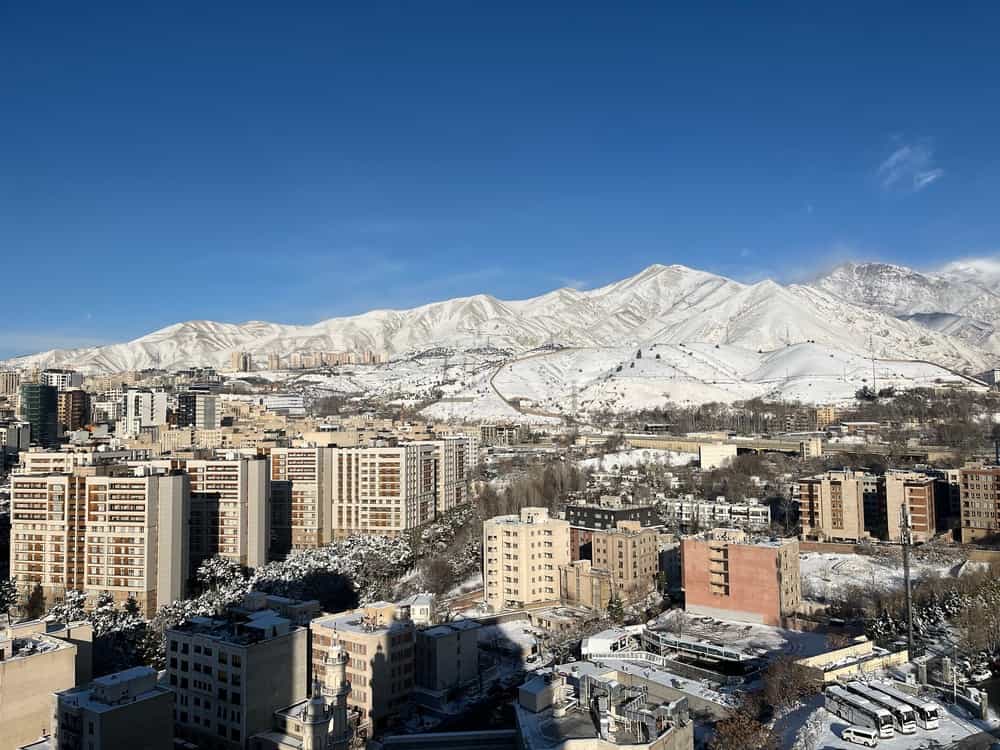 تهران، ایران - ۲۰ ژانویه ۲۰۲۶: ساختمانهای پوشیده از برف و چشمانداز شهری تهران در فصل زمستان؛ تصویری از زندگی شهری در حالوهوای بارش تازه برف.