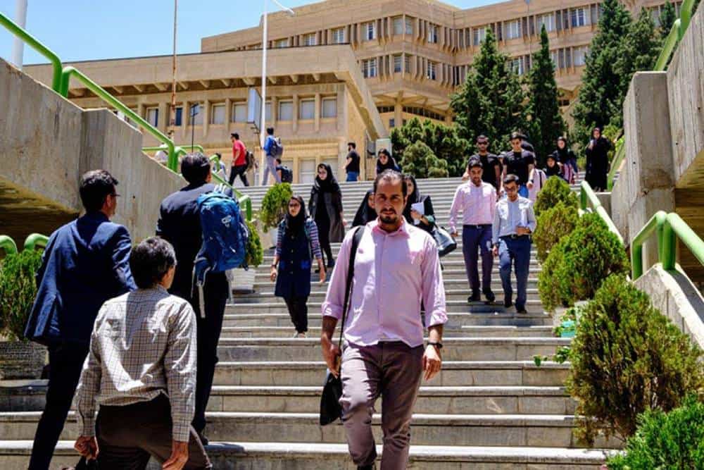 دانشجویان در محوطه دانشگاه؛ آموزش عالی در ایران که زمانی یکی از مسیرهای مهم تحرک اجتماعی و کاهش فاصلههای طبقاتی بود، اکنون با افزایش نابرابریهای آموزشی، کاهش فرصتهای شغلی و افت ارزش اقتصادی مدرک دانشگاهی روبهروست.